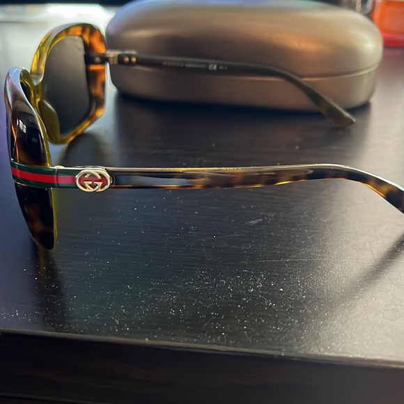 Gucci sun glasses - Picture 2 of 6